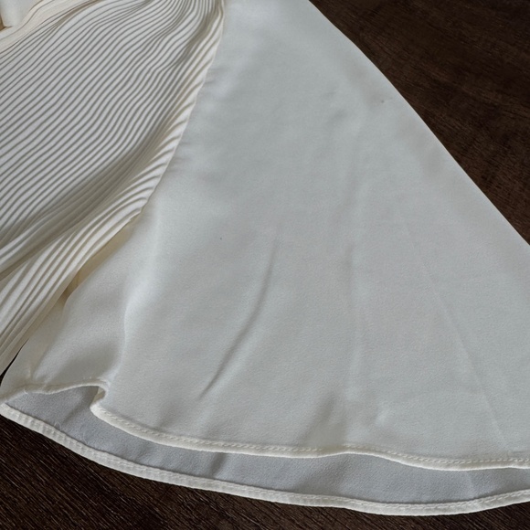 Lauren Ralph Lauren Pleated Tie-Neck Blouse • Size M • Ivory - Picture 7 of 9